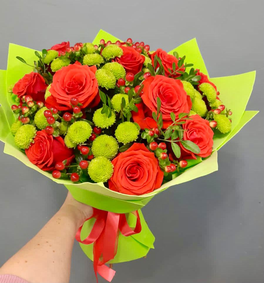 Букет цветов из: Хризантемы и Розы в Азове