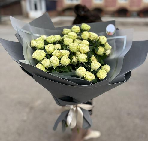Букет Белые кустовые розы Солинеро в Азове