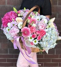 Цветочная композиция из Розы, Хризантемы, Пионы и Лизиантусы в корзине в Азове