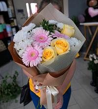 Букет цветов из:  Герберы, Розы и Хризантемы в Азове