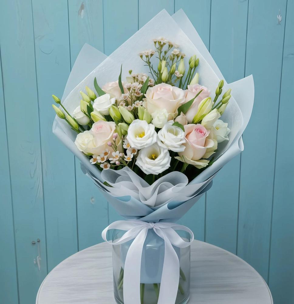 Букет цветов из: Розы и Лизиантусы в Азове