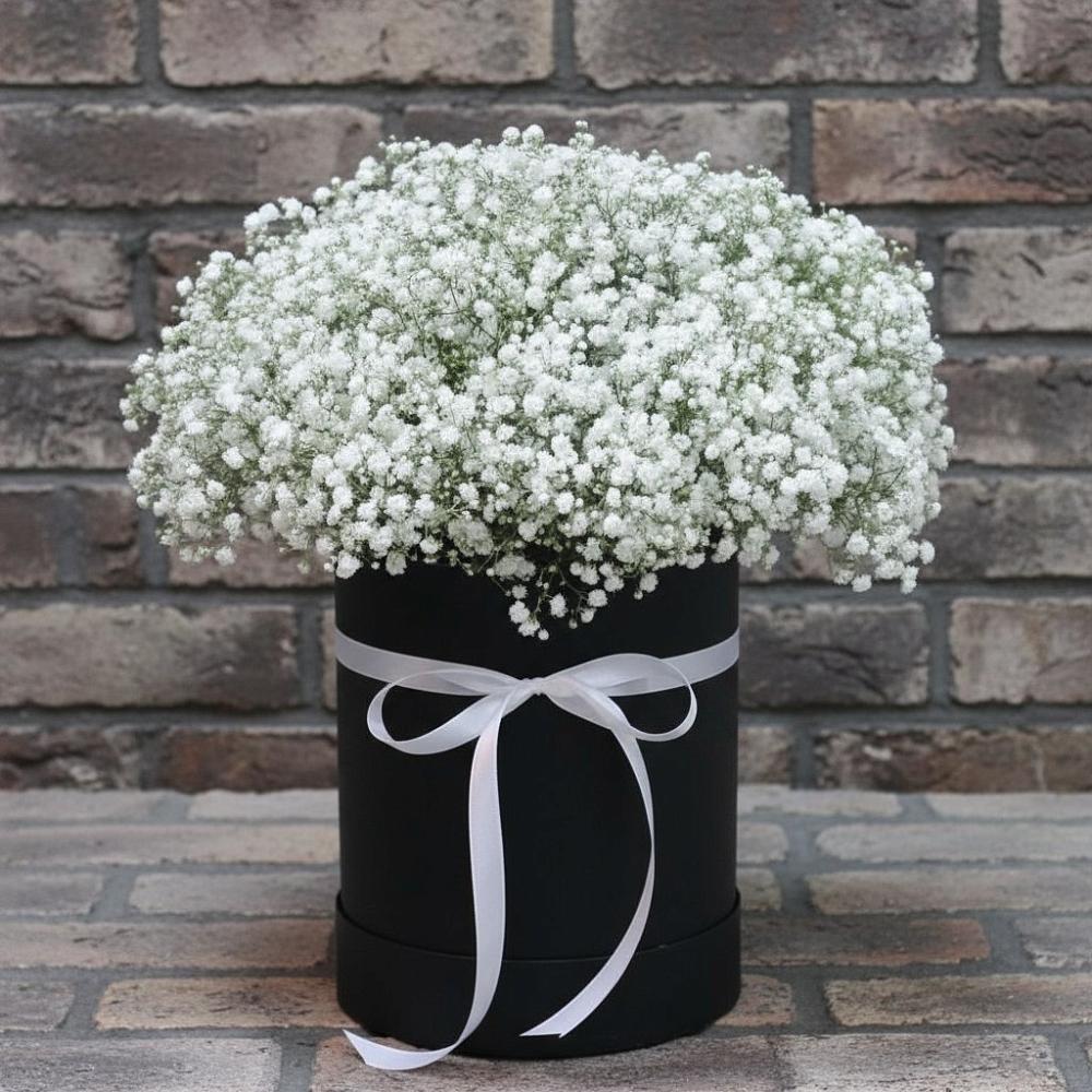 Цветочная композиция из Гипсофила в шляпной коробке в Азове