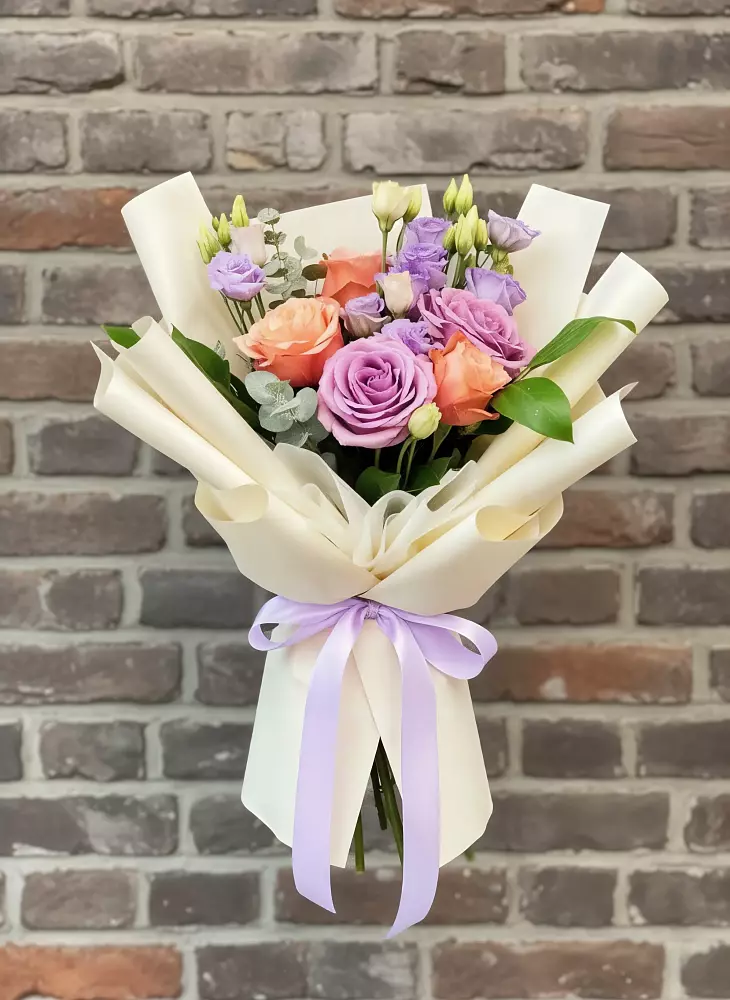 Букет цветов из: Лизиантусы и Розы в Азове