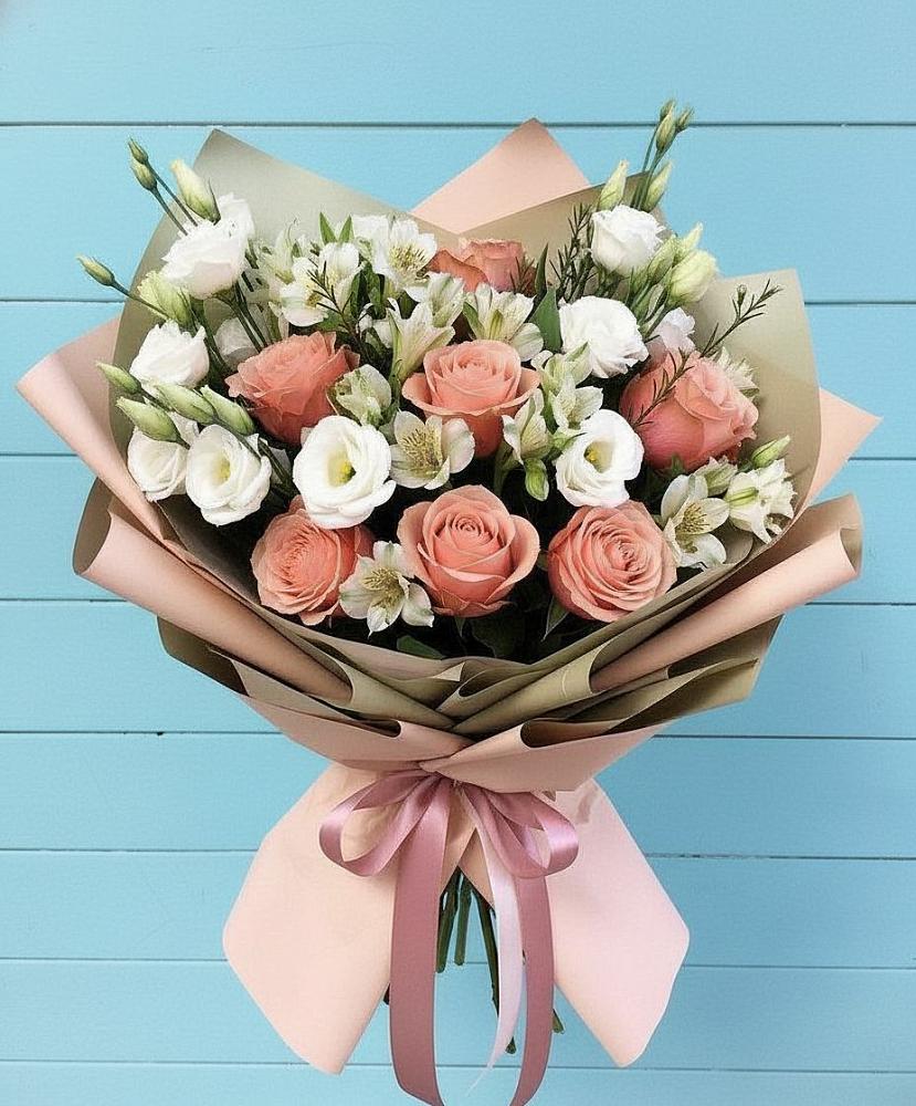 Букет цветов из: Розы, Альстромерии и Лизиантусы в Азове