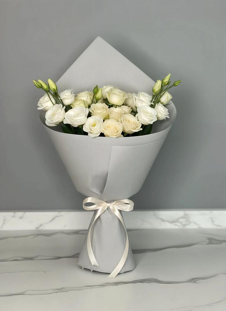 Букет цветов из: Розы и Лизиантусы в Азове