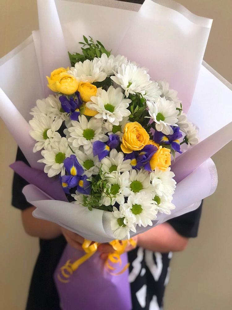 Букет цветов из: Ирисы, Хризантемы и Розы в Азове