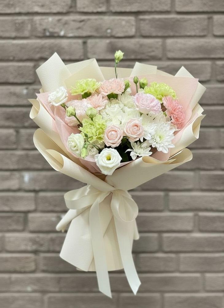 Букет цветов из: Гвоздики, Розы, Лизиантусы и Хризантемы в Азове