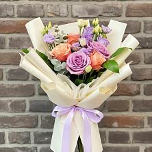 Букет цветов из:  Лизиантусы и Розы в Азове