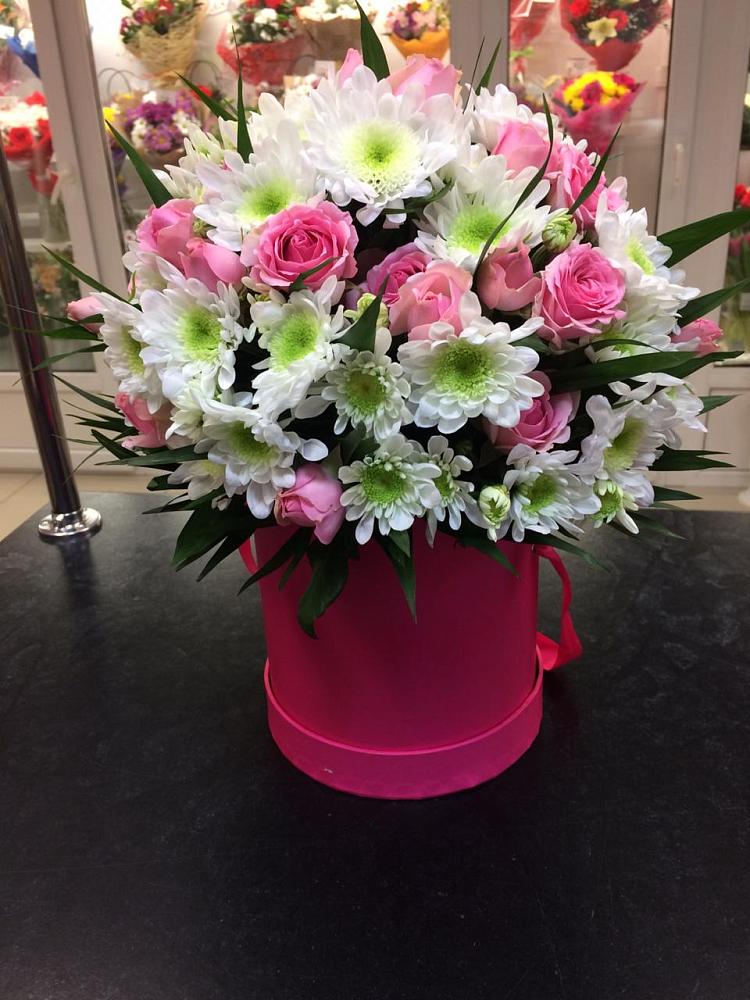 Цветочная композиция из Розы и Хризантемы в шляпной коробке в Азове