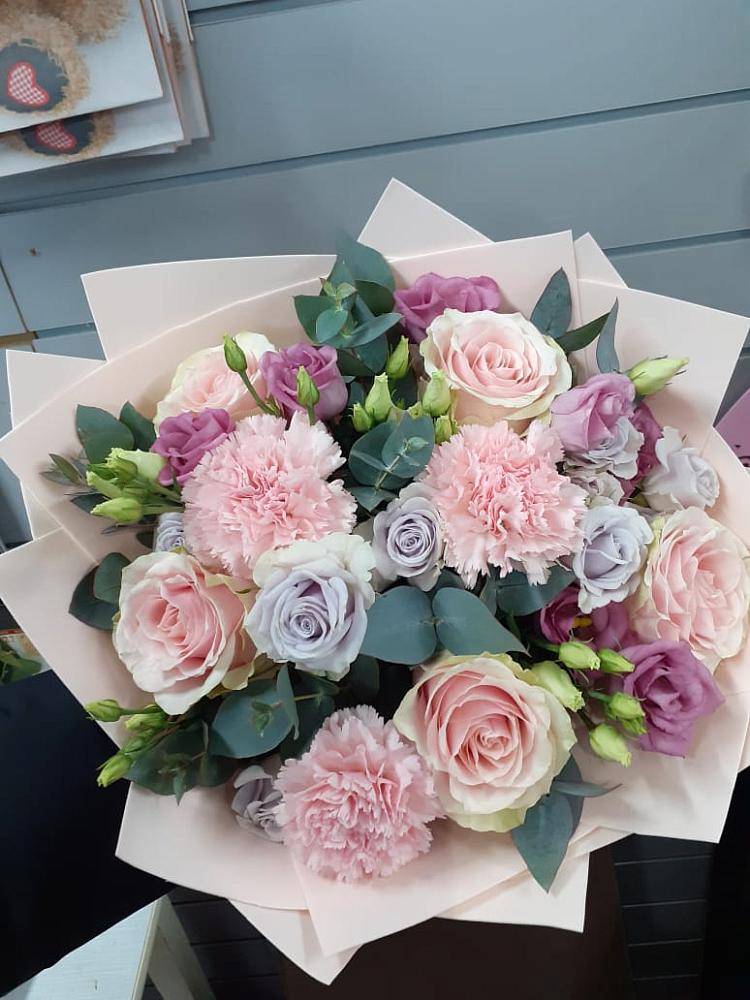 Букет цветов из: Розы, Гвоздики и Лизиантусы в Азове