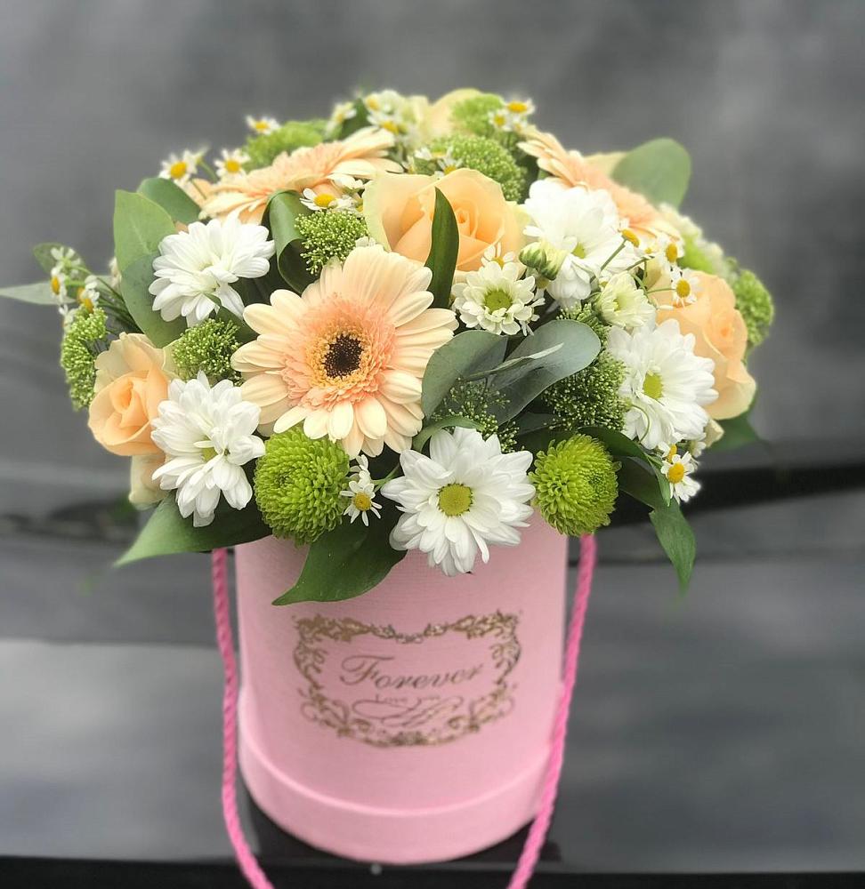 Цветочная композиция из Розы, Герберы и Хризантемы в шляпной коробке в Азове