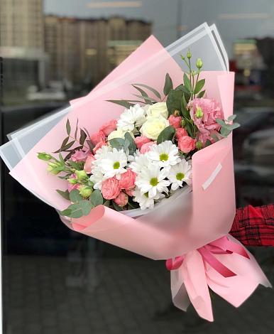 Букет цветов из: Розы, Лизиантусы и Хризантемы в Азове